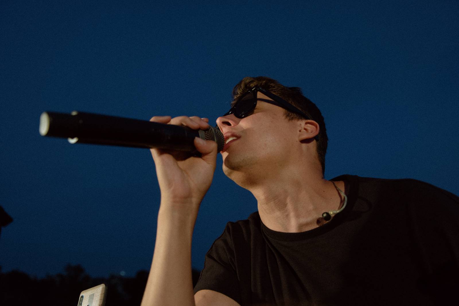 Sebastian odstartoval letní sezónu koncerty na Vltavě, na loď si pozval Adama Mišíka, ATMO Music i Kazmu