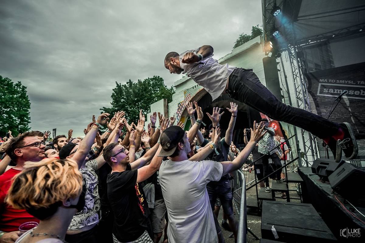 iREPORT pomáhá. Vydražte si koncertní fotografii a pomozte jižní Moravě