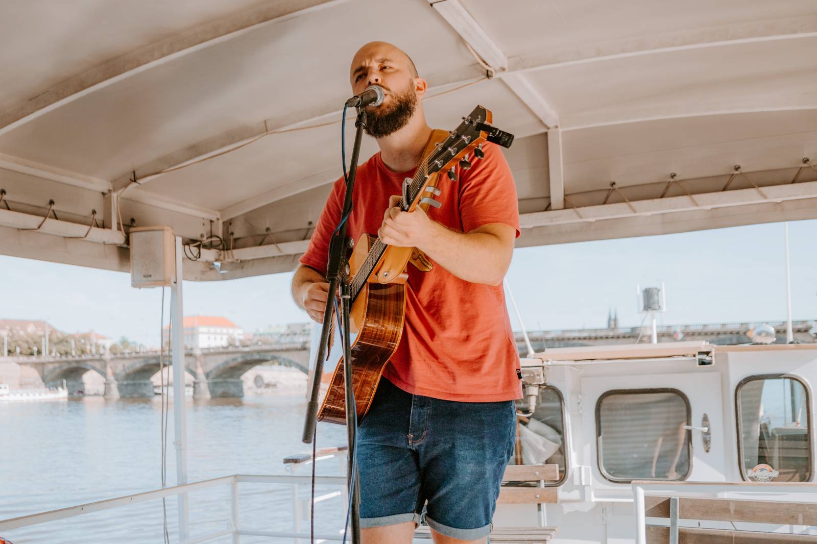 Humorné písně, trefné poznámky a skvělá atmosféra. Pokáč si podmanil fanoušky na lodi Odra