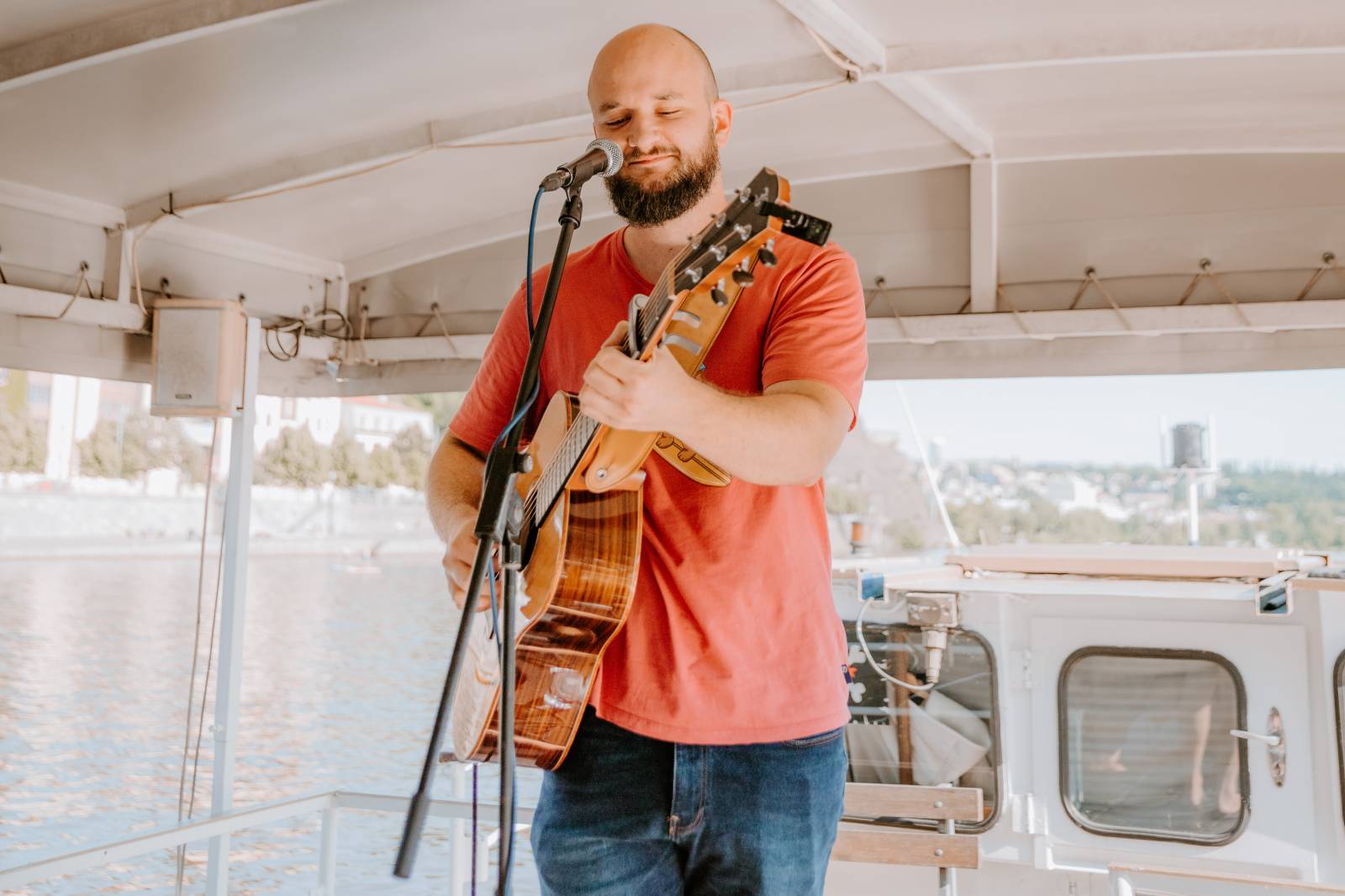 Humorné písně, trefné poznámky a skvělá atmosféra. Pokáč si podmanil fanoušky na lodi Odra