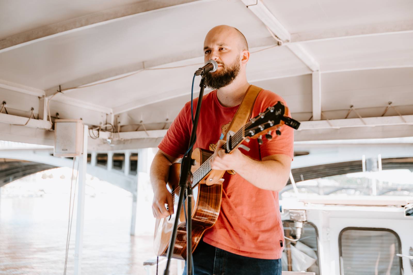 Humorné písně, trefné poznámky a skvělá atmosféra. Pokáč si podmanil fanoušky na lodi Odra