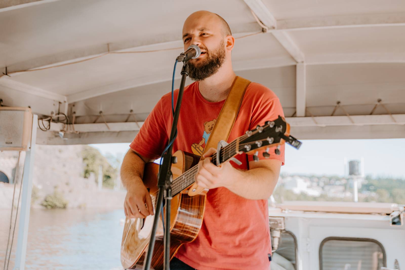 Humorné písně, trefné poznámky a skvělá atmosféra. Pokáč si podmanil fanoušky na lodi Odra