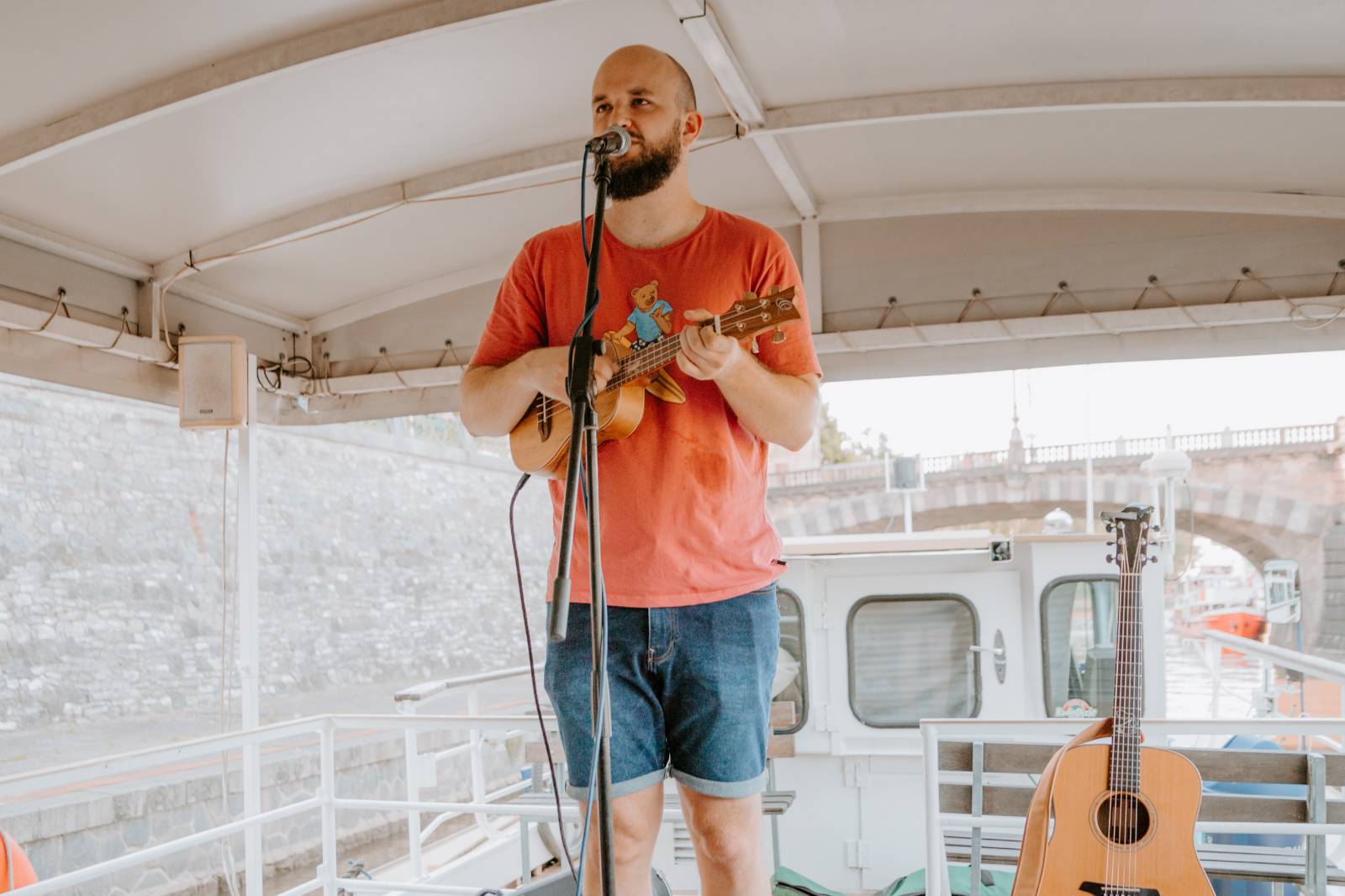 Humorné písně, trefné poznámky a skvělá atmosféra. Pokáč si podmanil fanoušky na lodi Odra