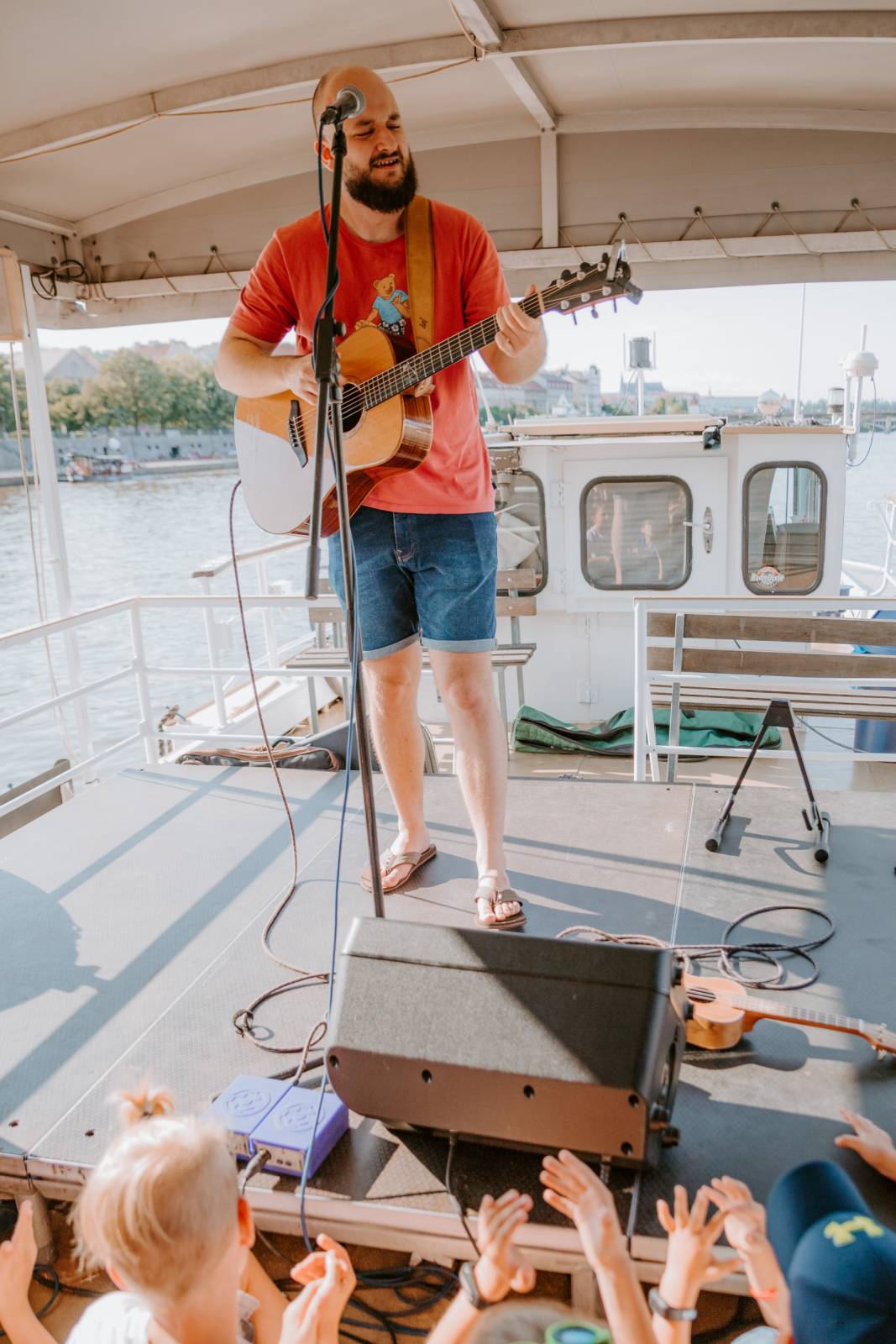 Humorné písně, trefné poznámky a skvělá atmosféra. Pokáč si podmanil fanoušky na lodi Odra