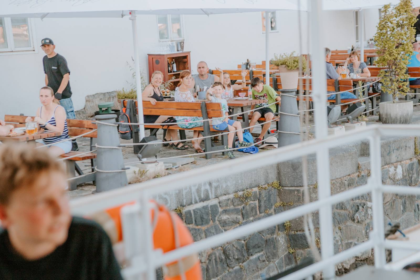 Humorné písně, trefné poznámky a skvělá atmosféra. Pokáč si podmanil fanoušky na lodi Odra