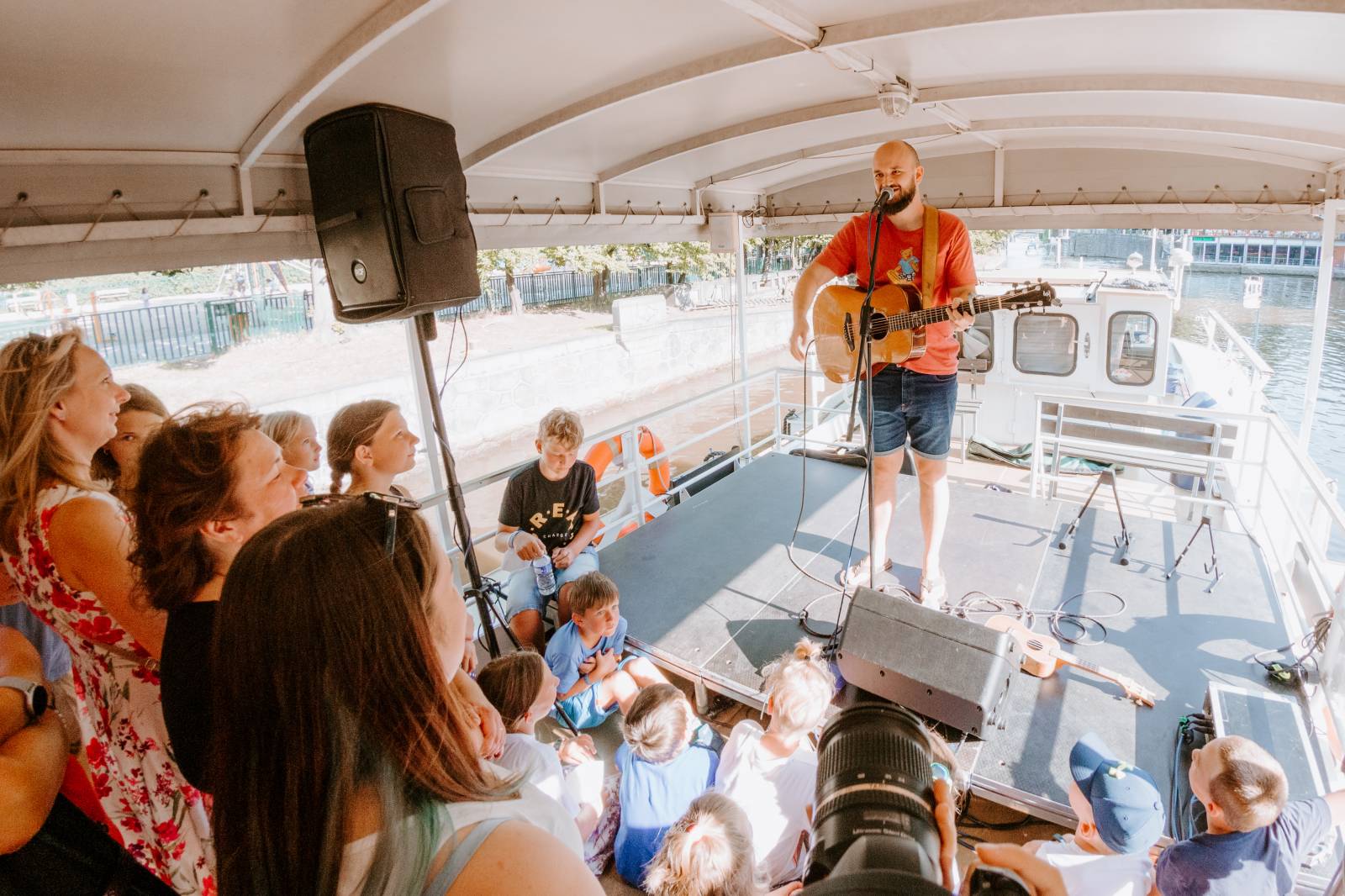 Humorné písně, trefné poznámky a skvělá atmosféra. Pokáč si podmanil fanoušky na lodi Odra