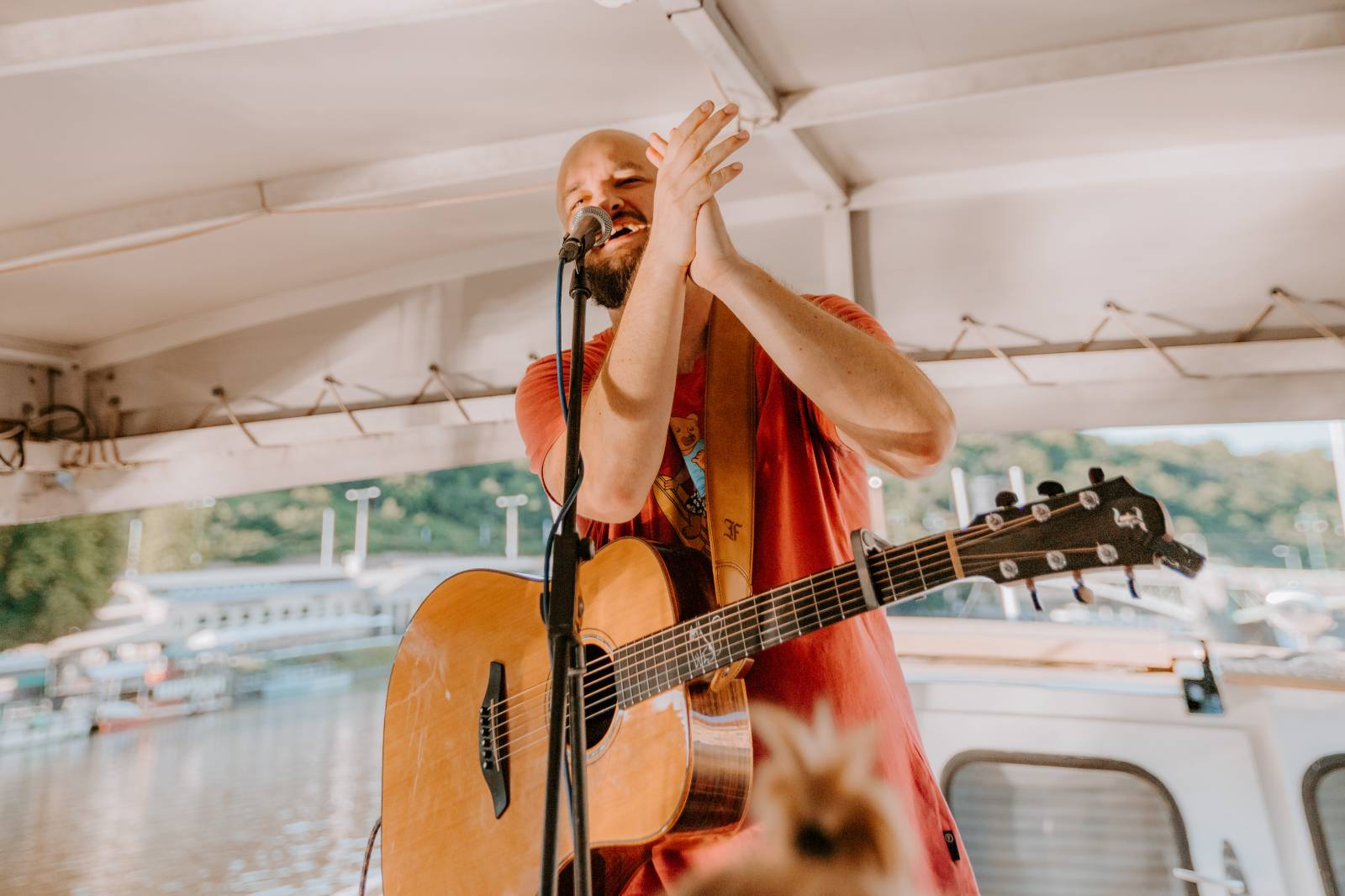 Humorné písně, trefné poznámky a skvělá atmosféra. Pokáč si podmanil fanoušky na lodi Odra