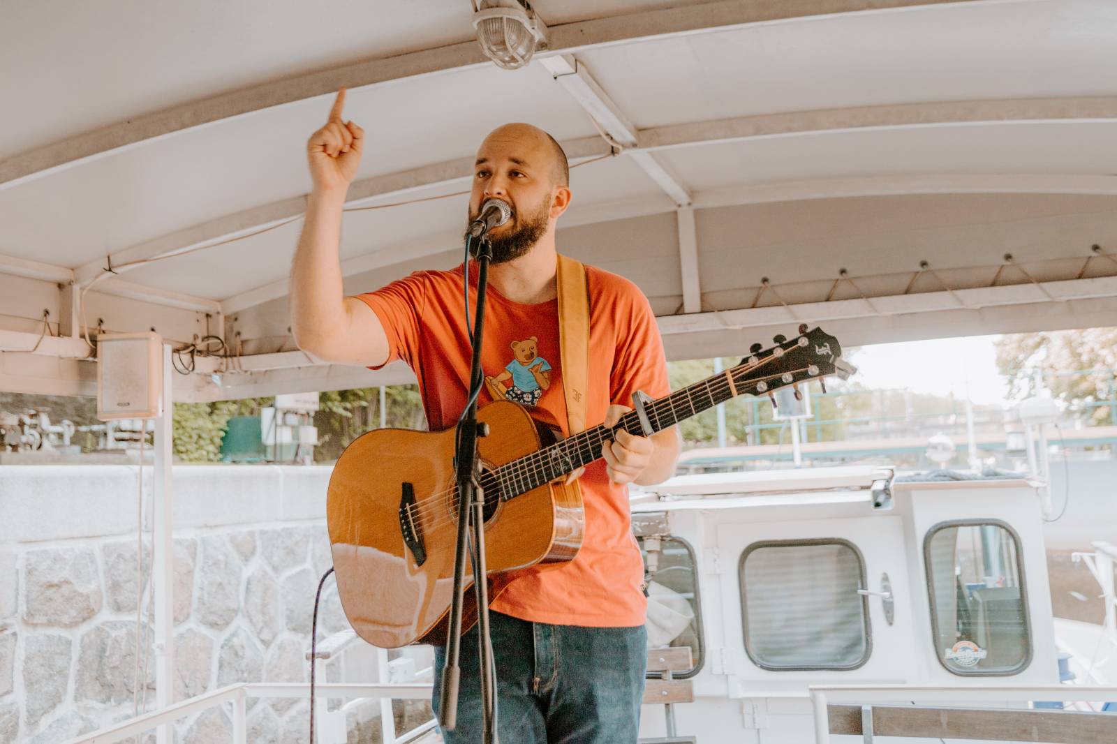 Humorné písně, trefné poznámky a skvělá atmosféra. Pokáč si podmanil fanoušky na lodi Odra