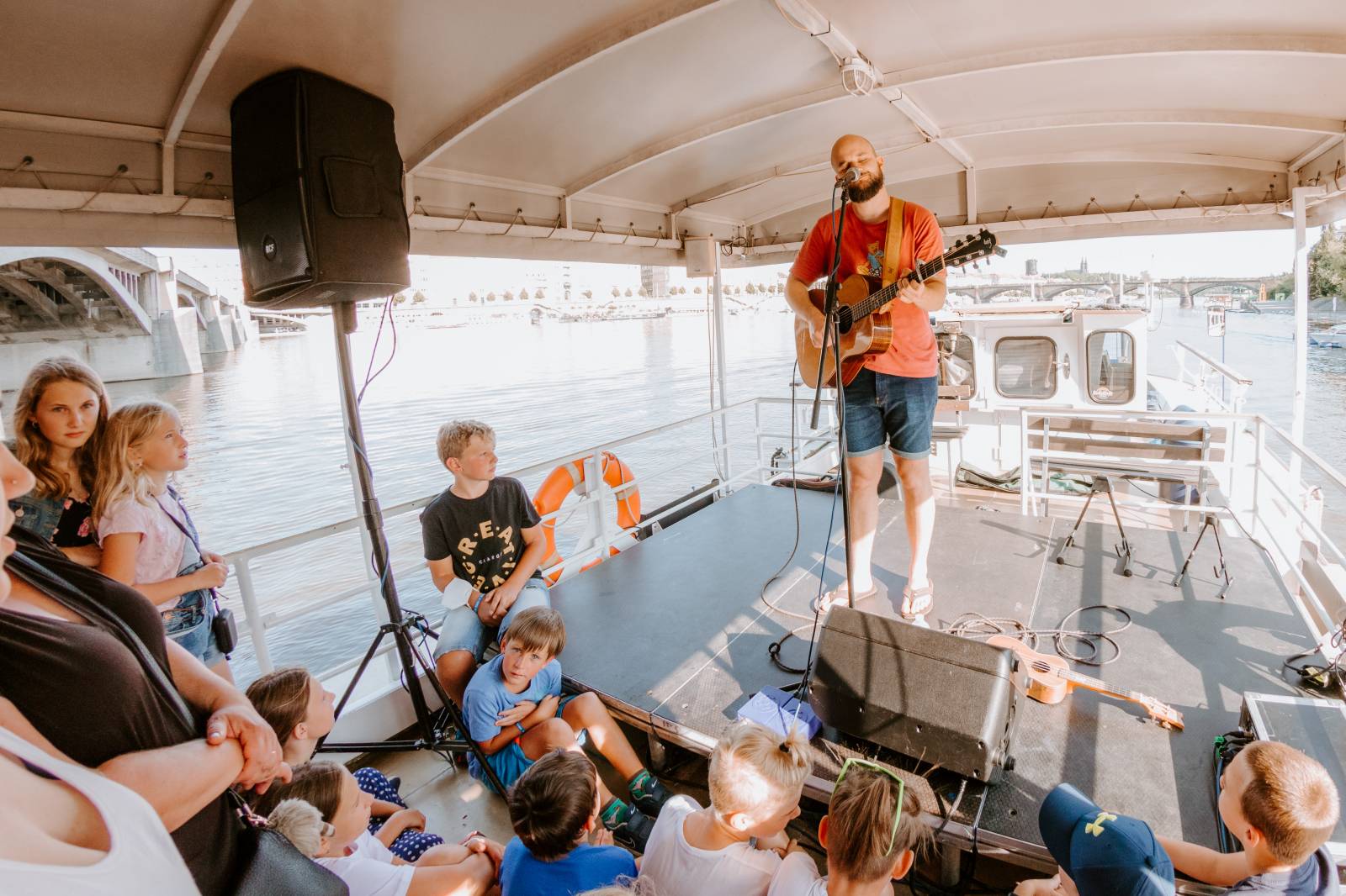 Humorné písně, trefné poznámky a skvělá atmosféra. Pokáč si podmanil fanoušky na lodi Odra