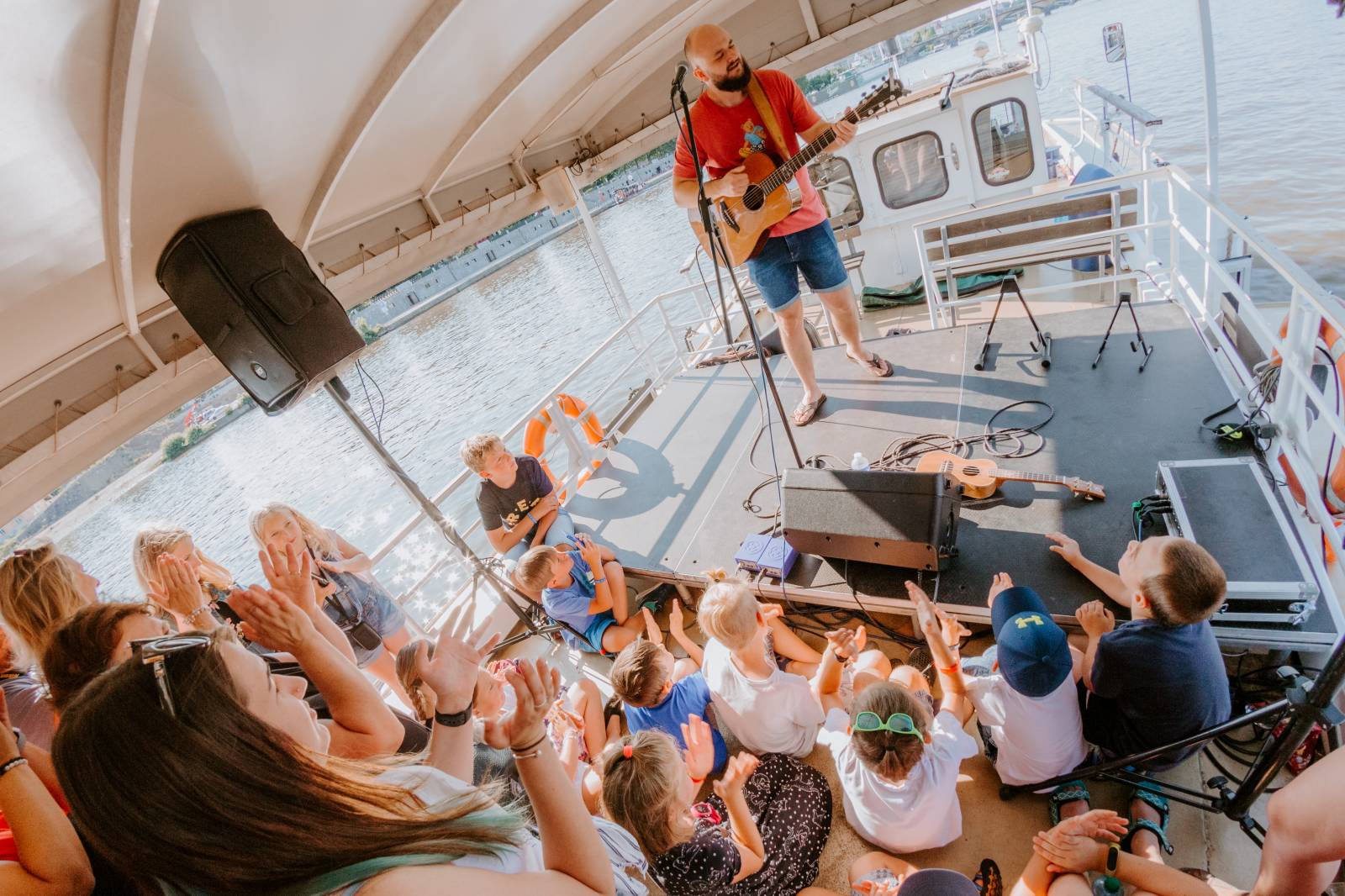 Humorné písně, trefné poznámky a skvělá atmosféra. Pokáč si podmanil fanoušky na lodi Odra