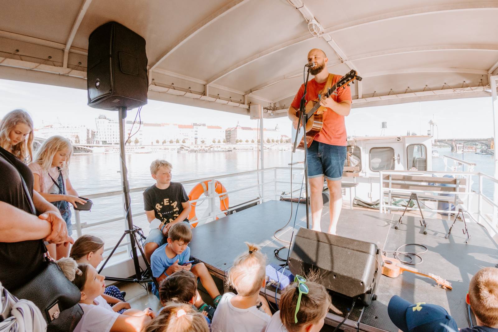 Humorné písně, trefné poznámky a skvělá atmosféra. Pokáč si podmanil fanoušky na lodi Odra