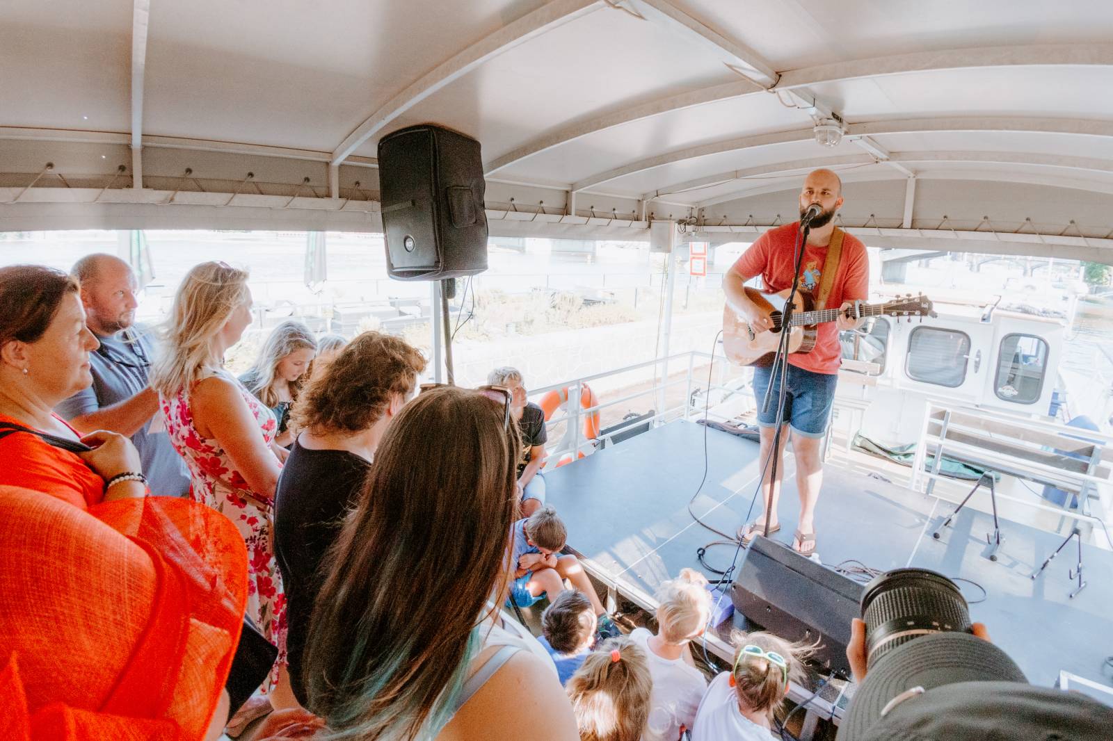 Humorné písně, trefné poznámky a skvělá atmosféra. Pokáč si podmanil fanoušky na lodi Odra