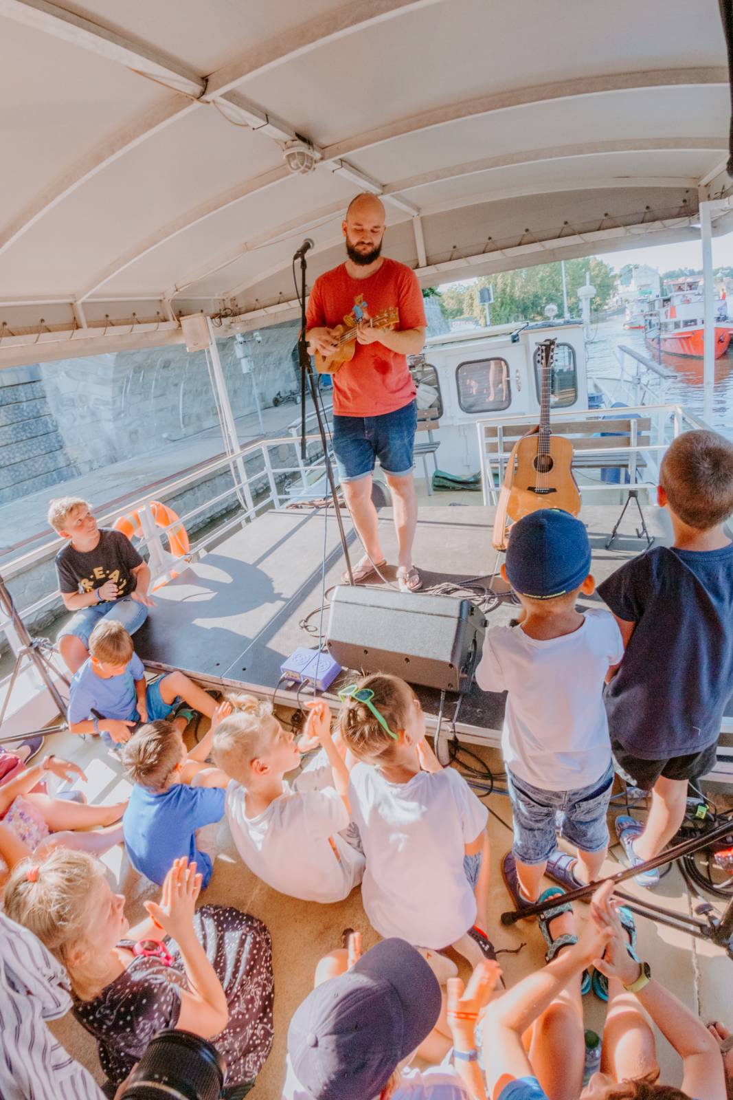 Humorné písně, trefné poznámky a skvělá atmosféra. Pokáč si podmanil fanoušky na lodi Odra