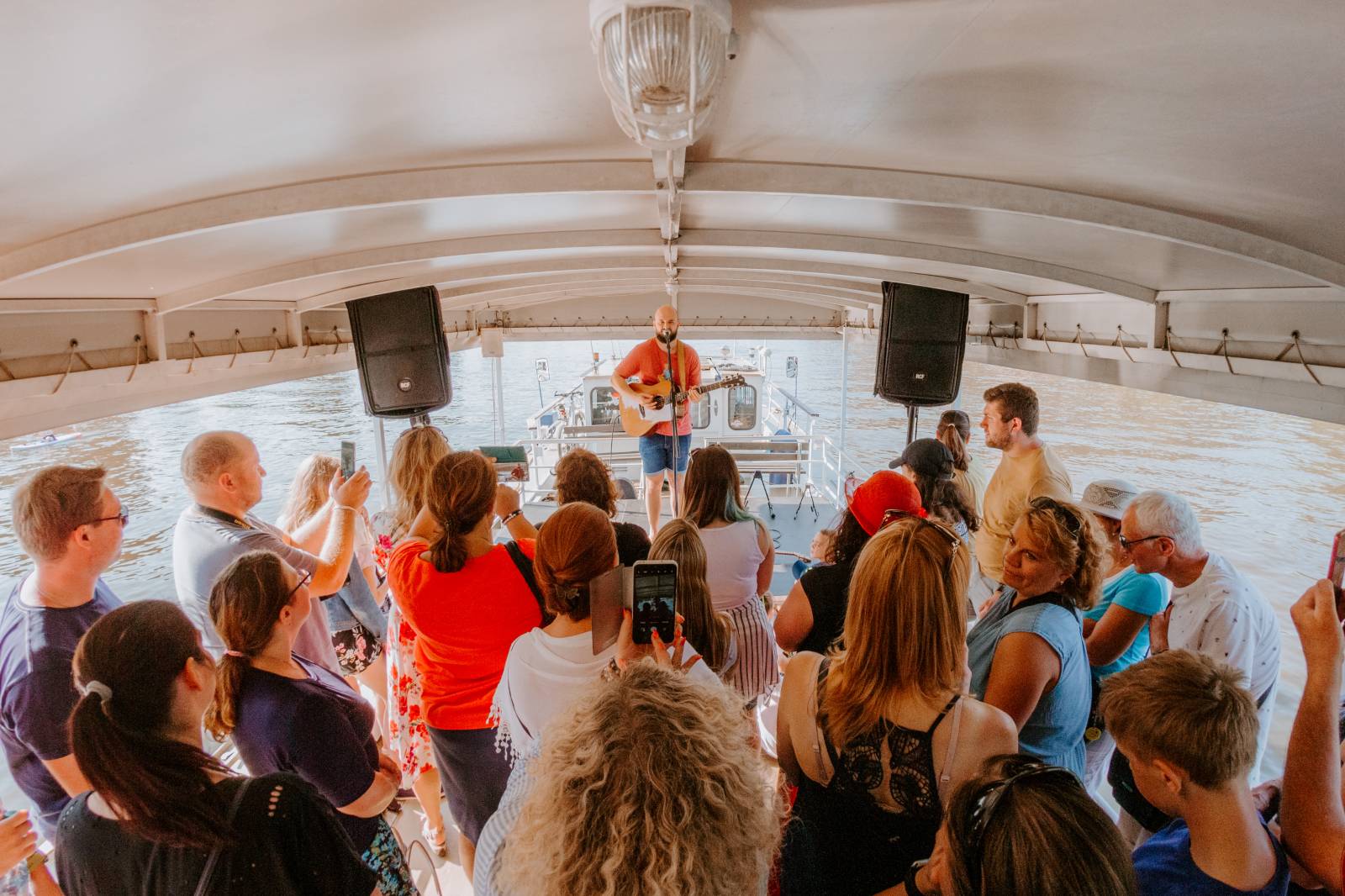 Humorné písně, trefné poznámky a skvělá atmosféra. Pokáč si podmanil fanoušky na lodi Odra