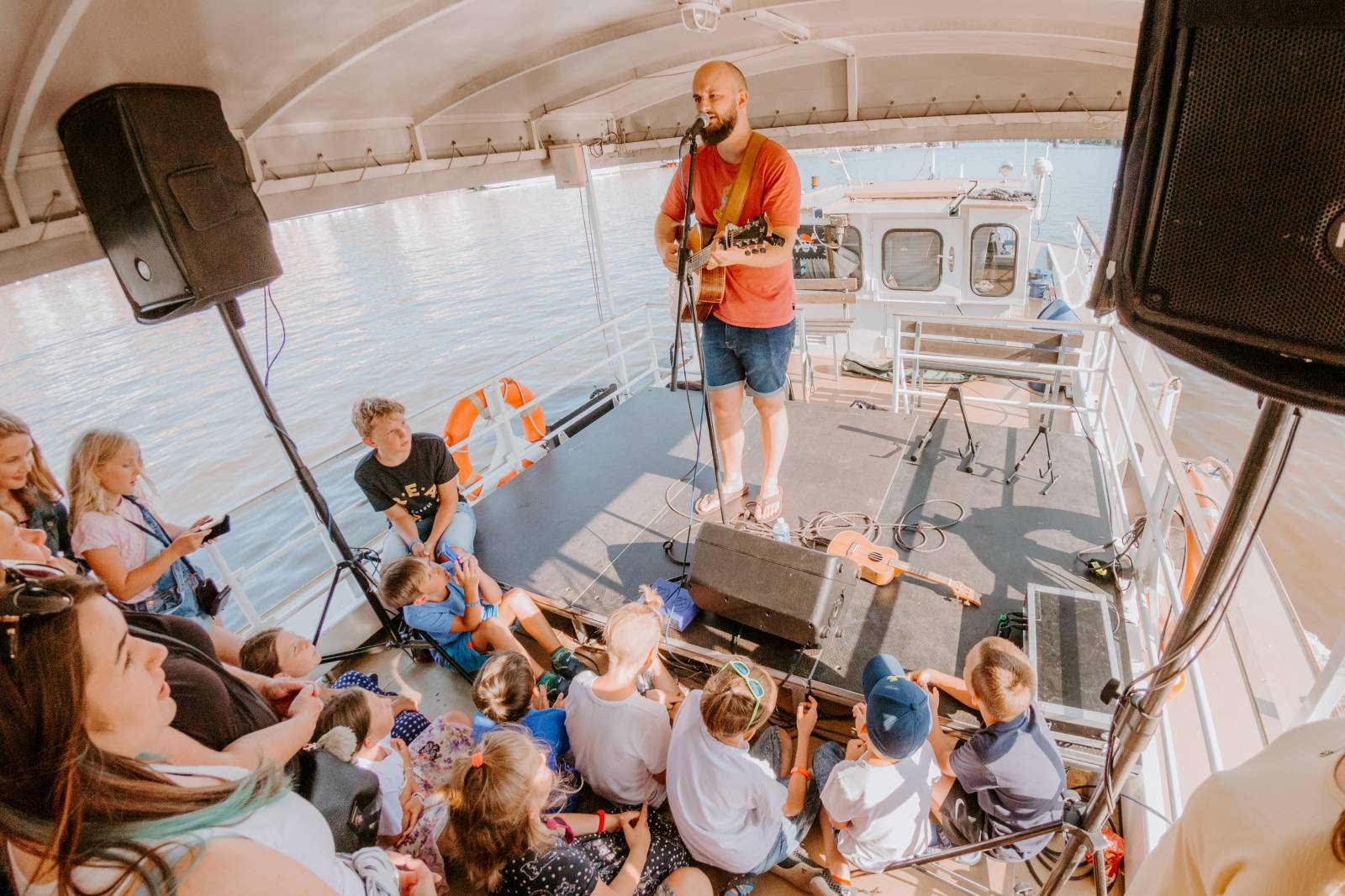 Humorné písně, trefné poznámky a skvělá atmosféra. Pokáč si podmanil fanoušky na lodi Odra