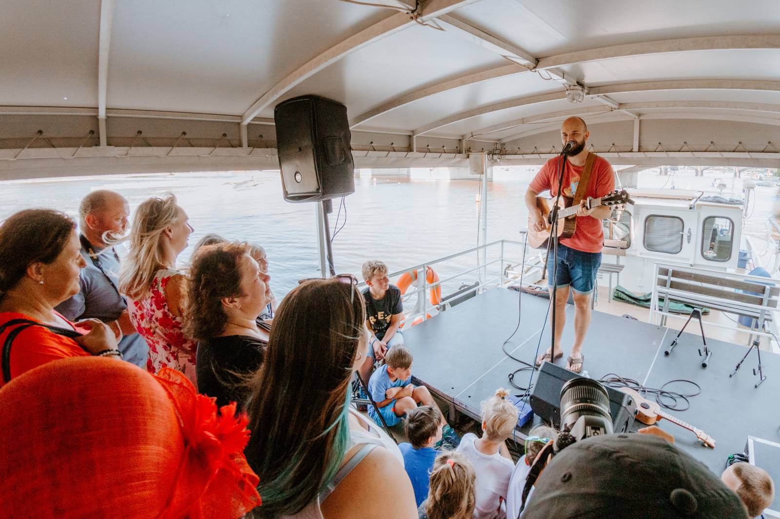 Humorné písně, trefné poznámky a skvělá atmosféra. Pokáč si podmanil fanoušky na lodi Odra