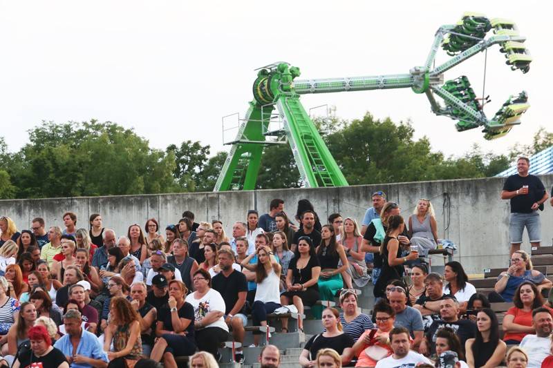V Mikulově se dotkli Lucie. Kapela zahrála své největší hity, na koncert přijel i Leoš Mareš