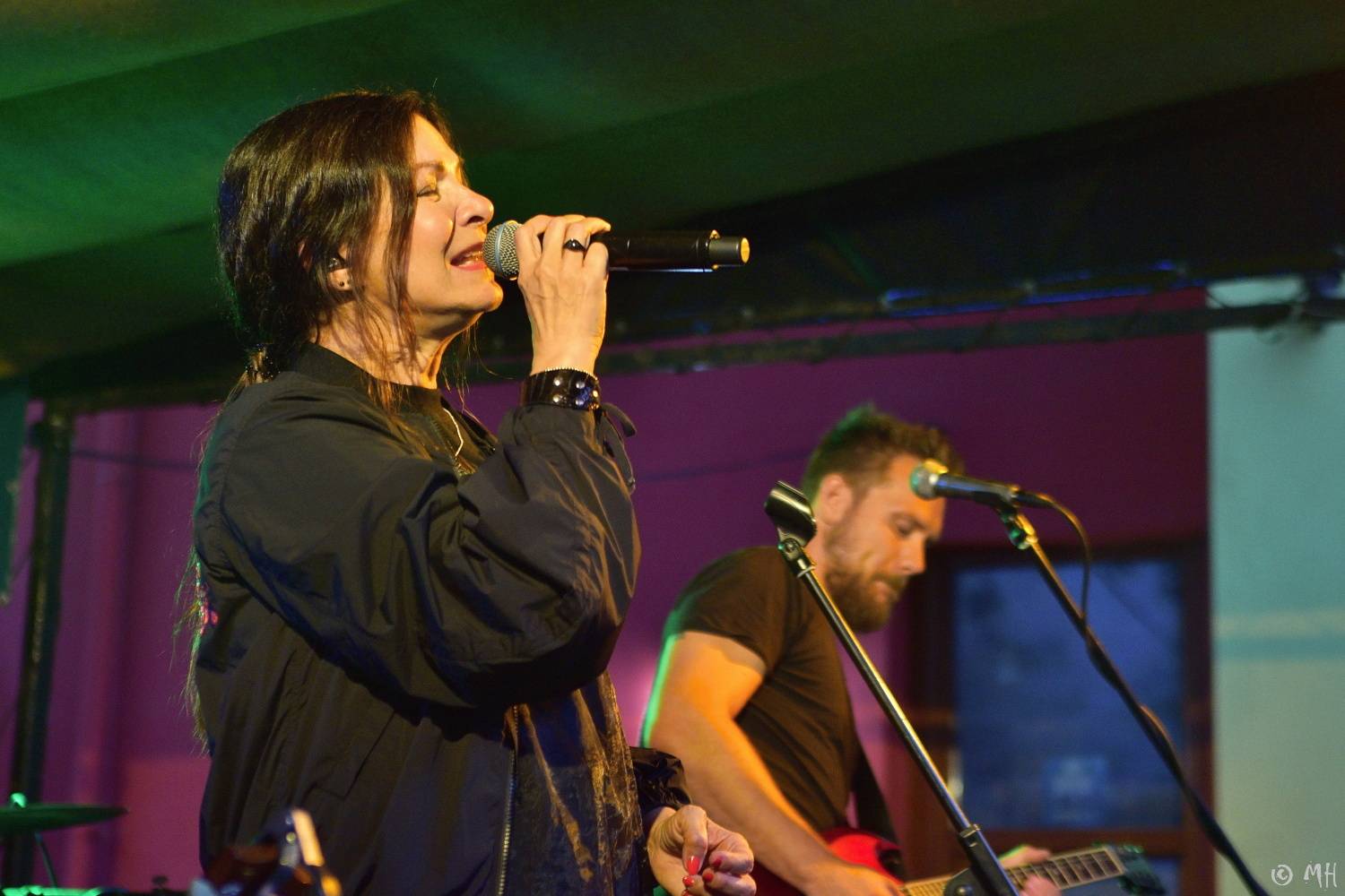 Anna K. rozehnala mračna nad Plzní, Zach's Pub zaplnila k prasknutí