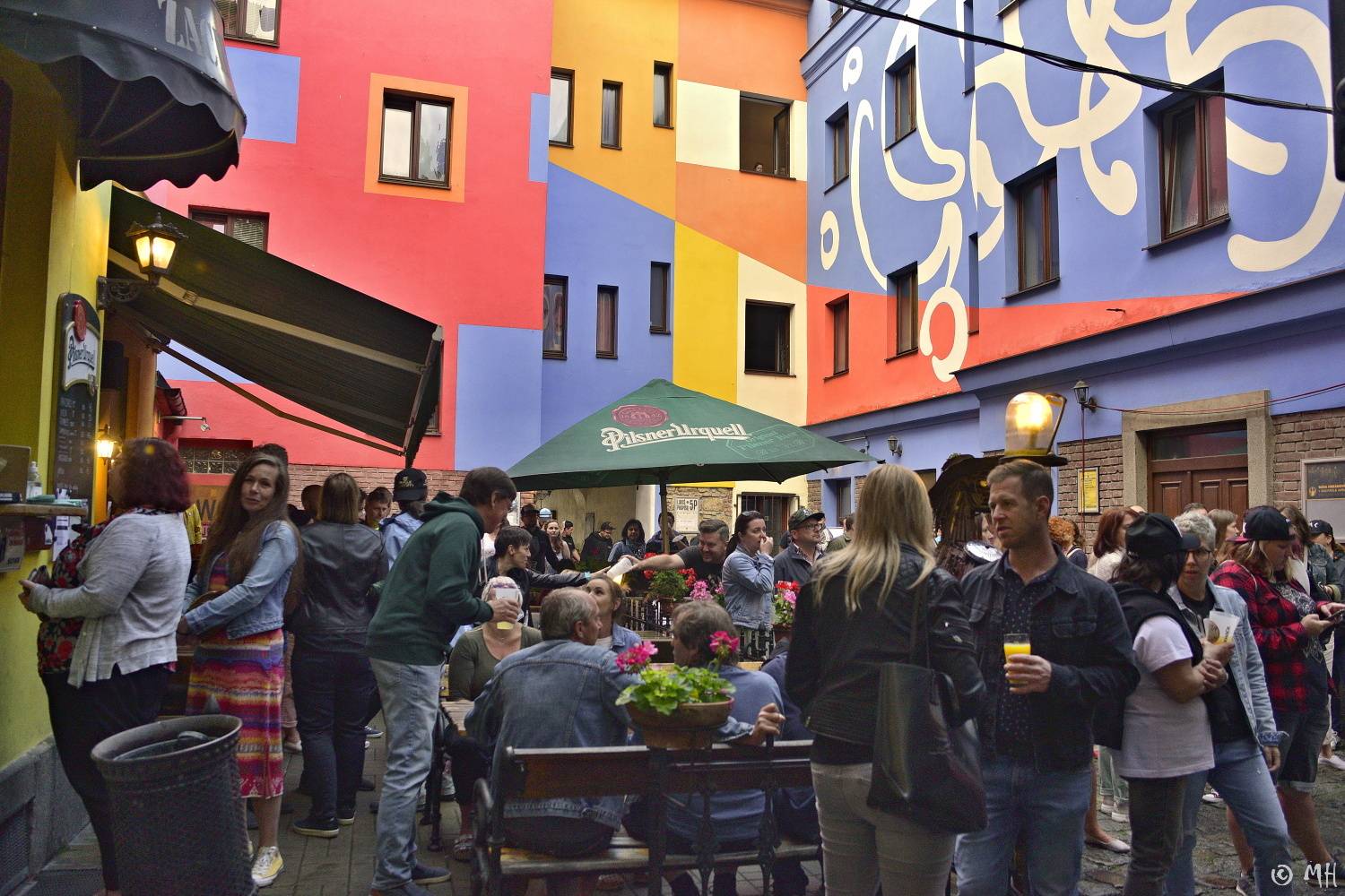 Anna K. rozehnala mračna nad Plzní, Zach's Pub zaplnila k prasknutí