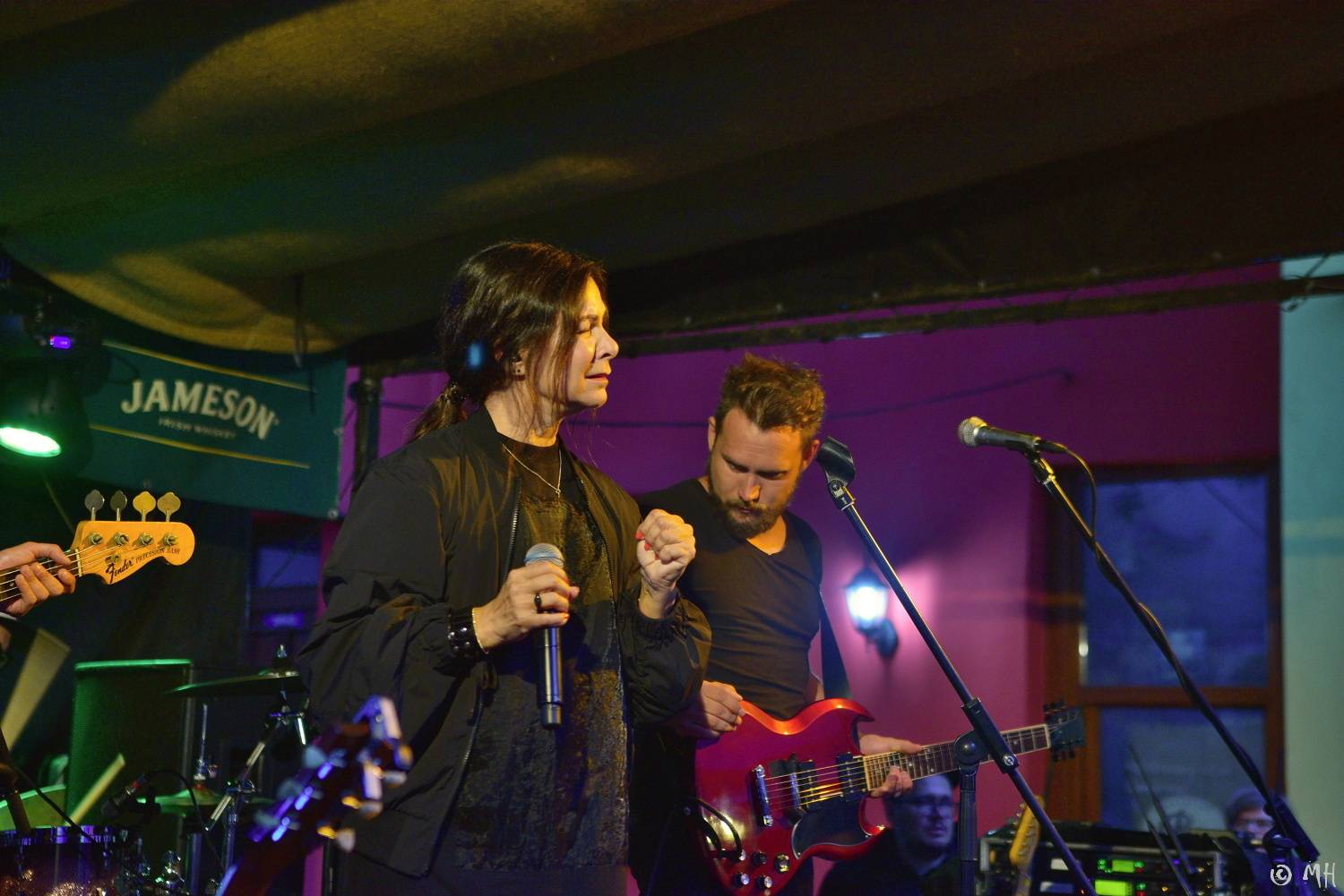 Anna K. rozehnala mračna nad Plzní, Zach's Pub zaplnila k prasknutí