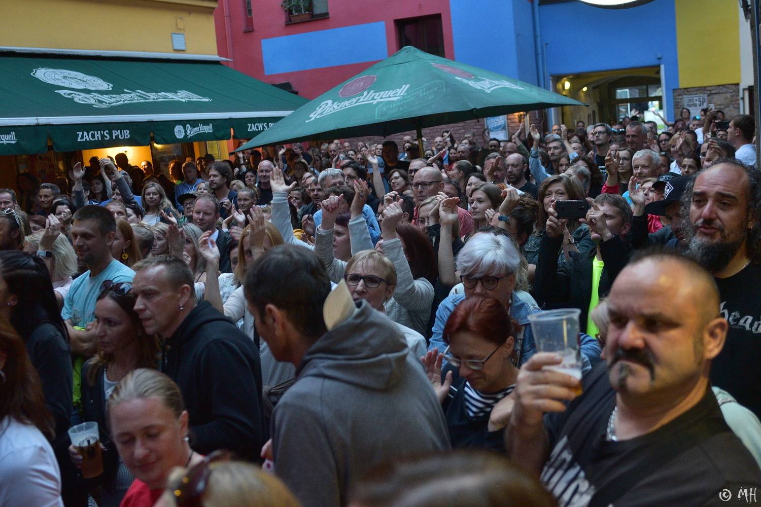 Anna K. rozehnala mračna nad Plzní, Zach's Pub zaplnila k prasknutí