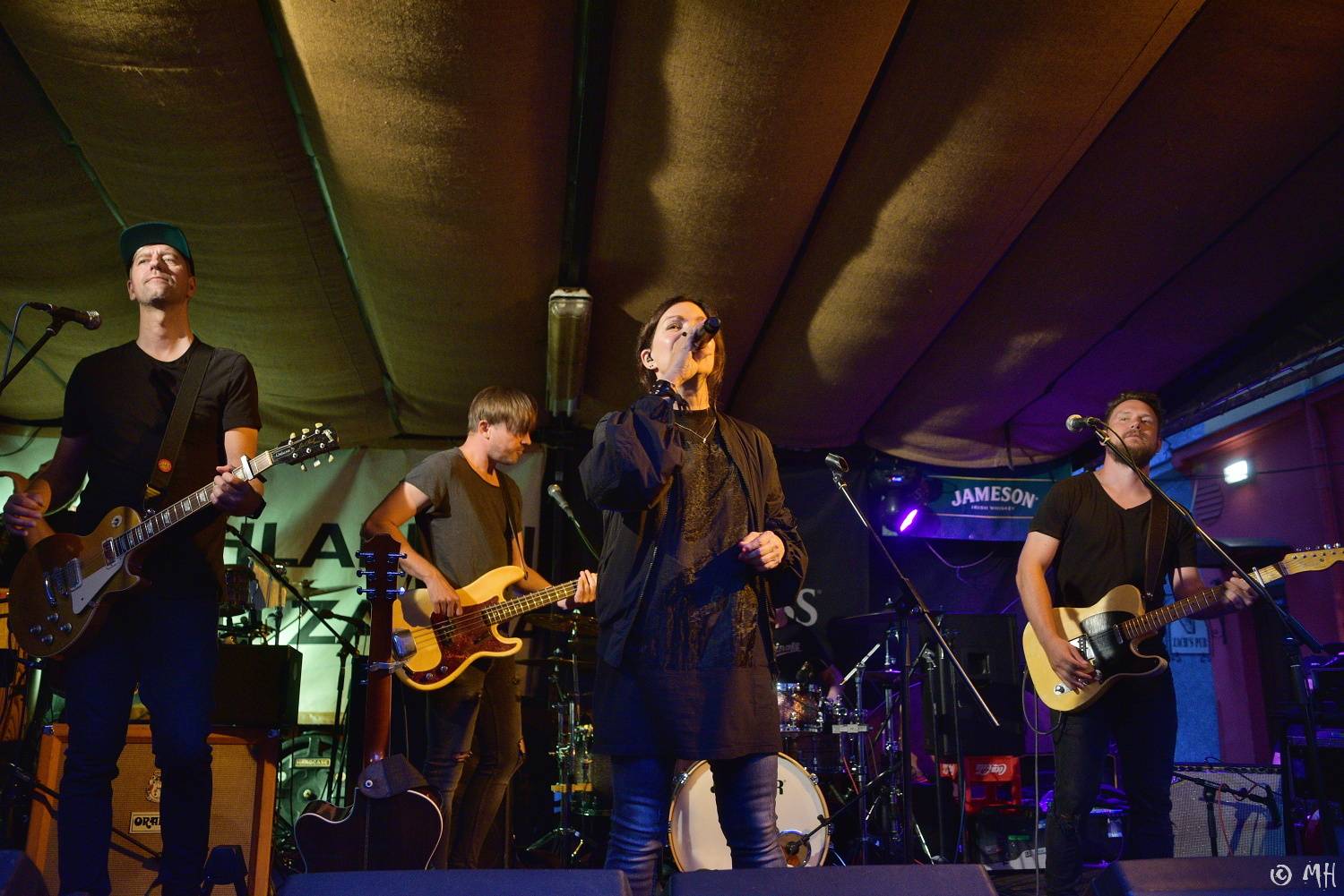 Anna K. rozehnala mračna nad Plzní, Zach's Pub zaplnila k prasknutí