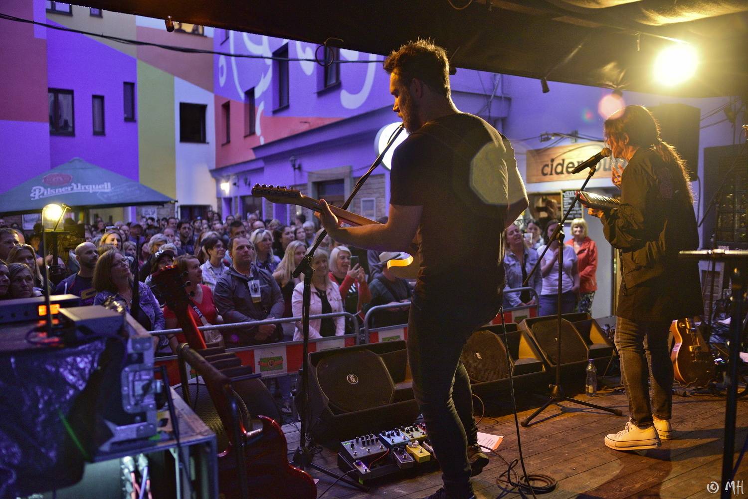 Anna K. rozehnala mračna nad Plzní, Zach's Pub zaplnila k prasknutí