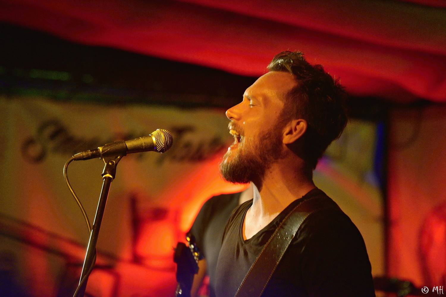 Anna K. rozehnala mračna nad Plzní, Zach's Pub zaplnila k prasknutí