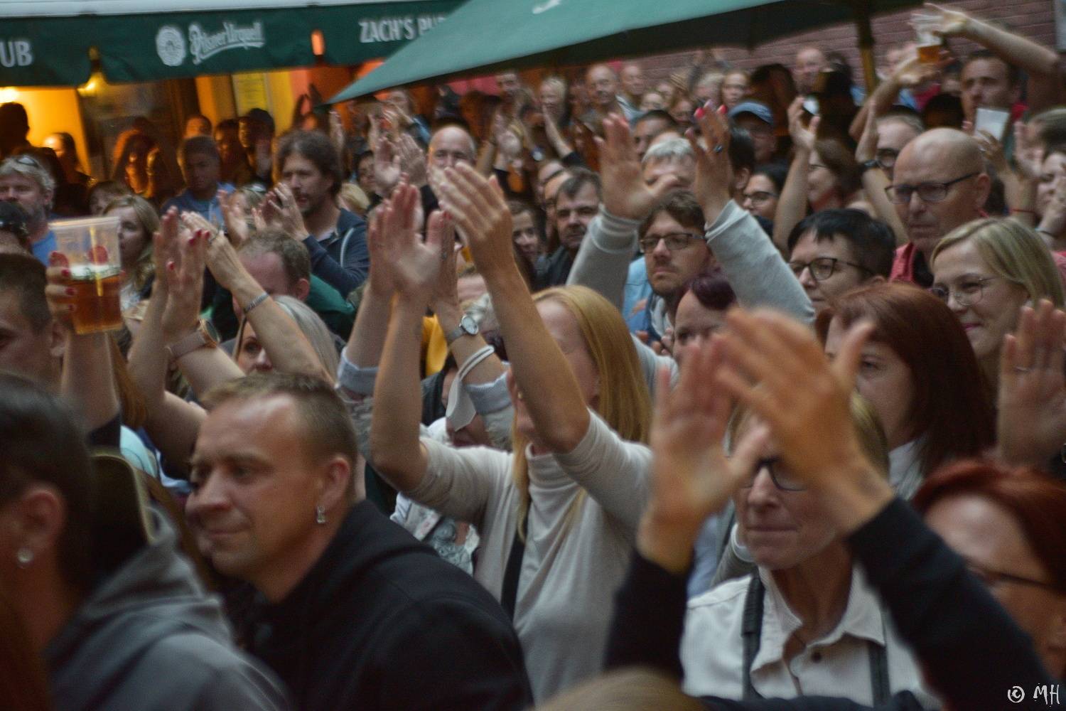Anna K. rozehnala mračna nad Plzní, Zach's Pub zaplnila k prasknutí