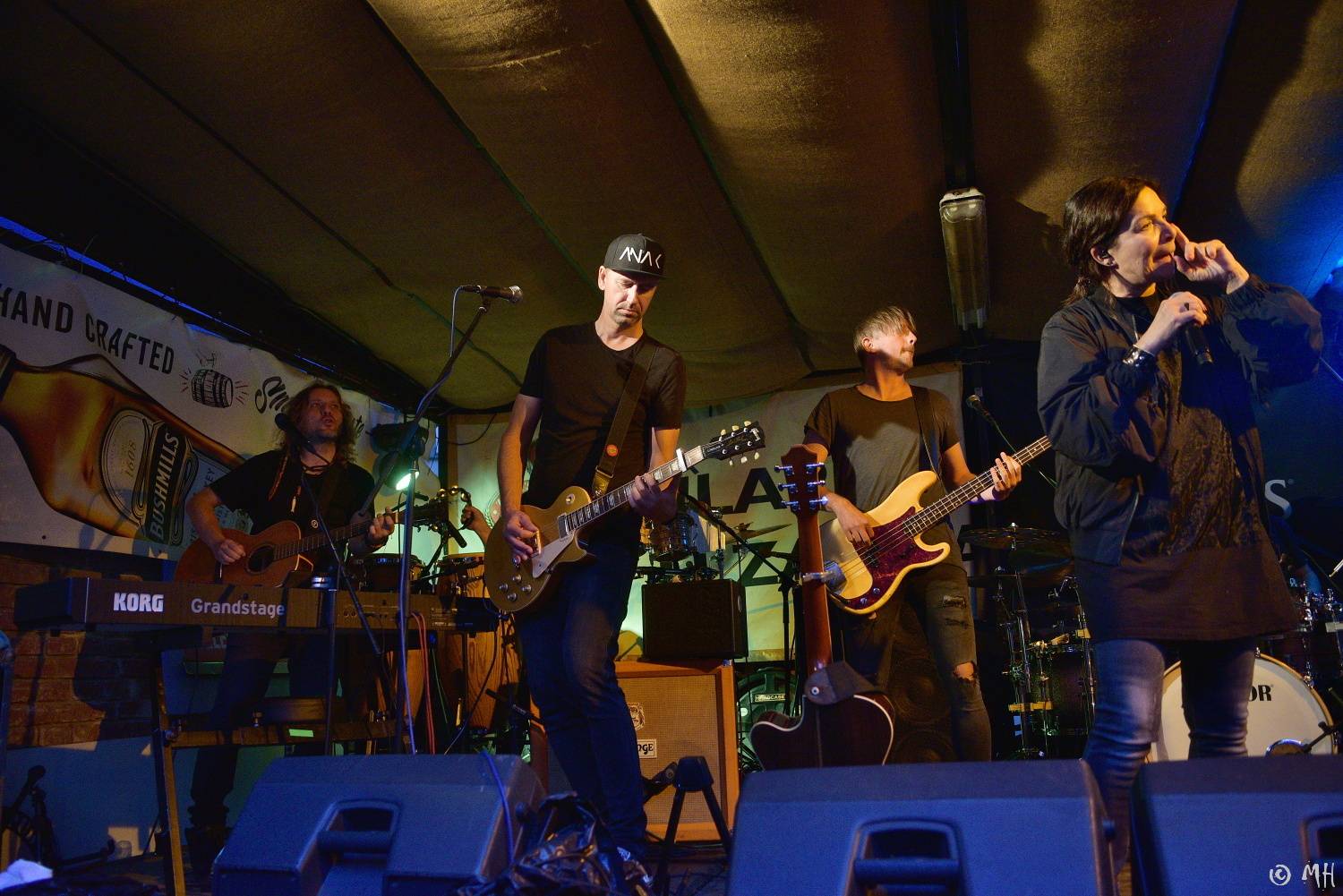 Anna K. rozehnala mračna nad Plzní, Zach's Pub zaplnila k prasknutí