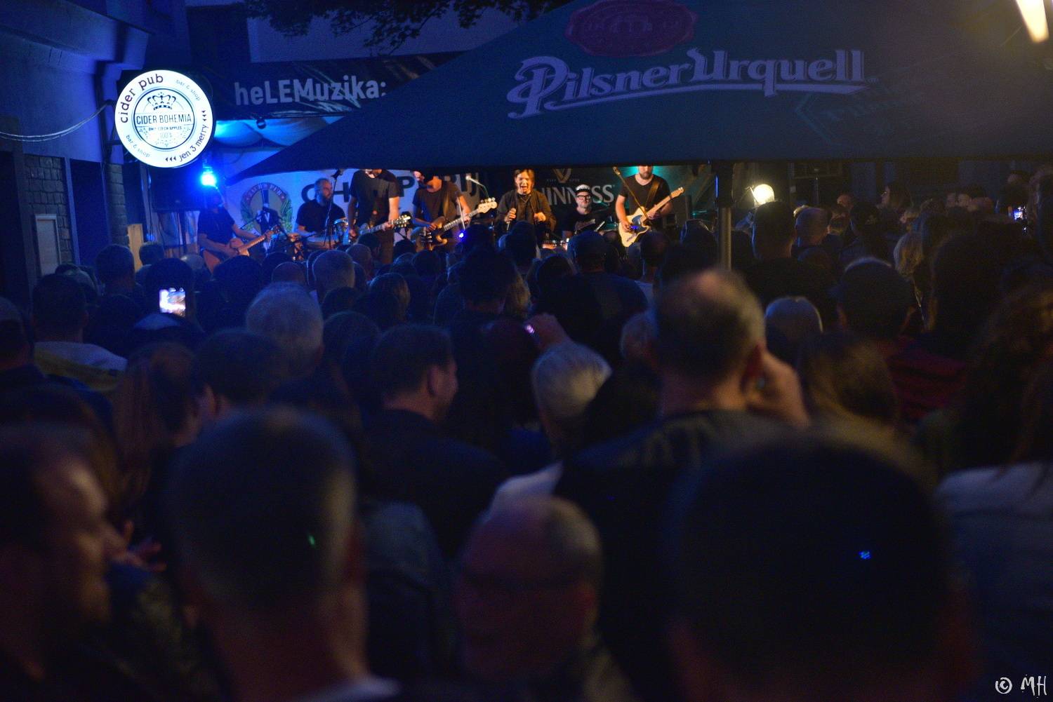 Anna K. rozehnala mračna nad Plzní, Zach's Pub zaplnila k prasknutí