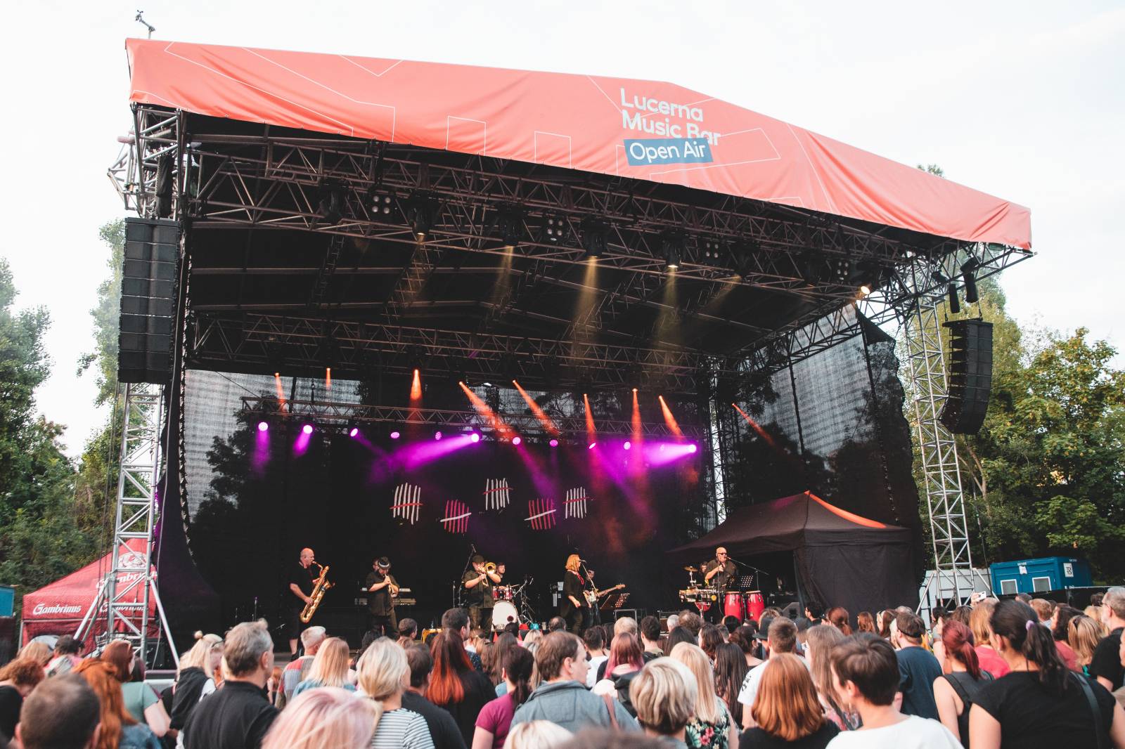 V Ledárnách Braník není o zábavu nouze, tentokrát se o ni postarala kapela Sto zvířat