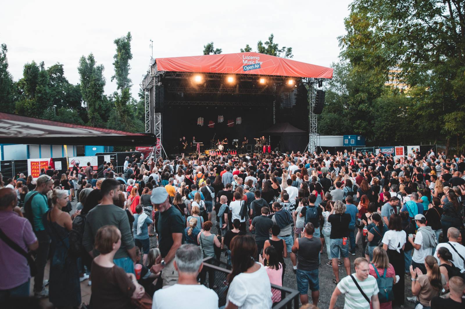 V Ledárnách Braník není o zábavu nouze, tentokrát se o ni postarala kapela Sto zvířat