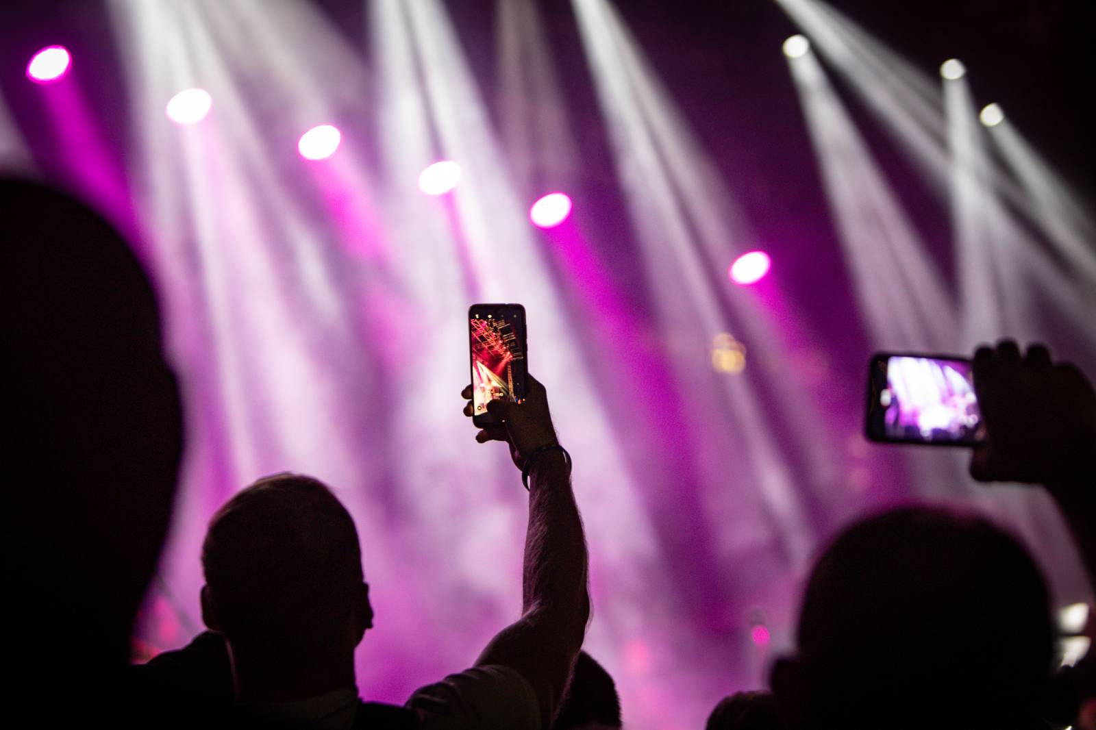 V Braníku se tančilo a zpívalo s Davidem Kollerem, show vygradovala hity Lucie