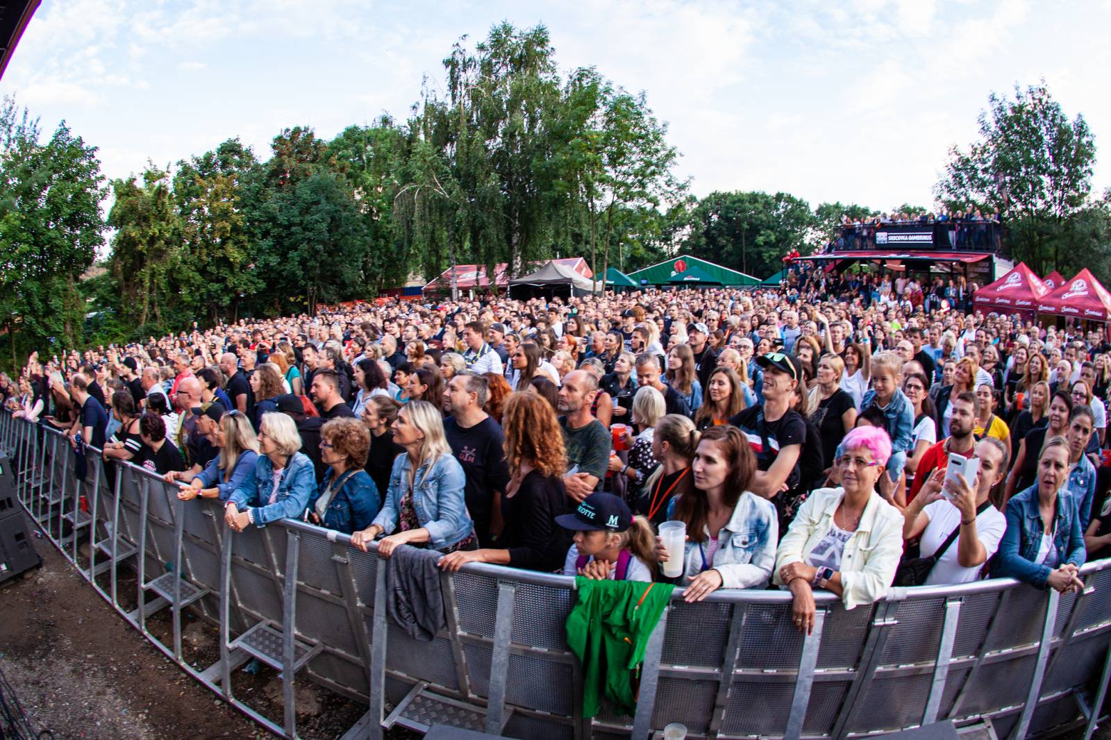 V Braníku se tančilo a zpívalo s Davidem Kollerem, show vygradovala hity Lucie
