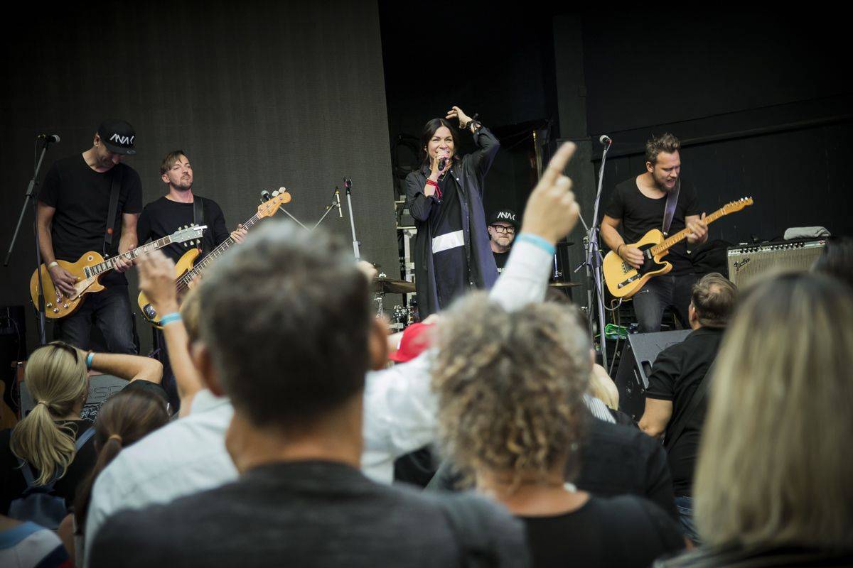 Anna K. rozzářila světlem Riegrovy sady, publikum nadšeně zpívalo a tleskalo