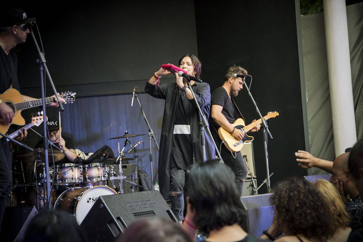 Anna K. rozzářila světlem Riegrovy sady, publikum nadšeně zpívalo a tleskalo