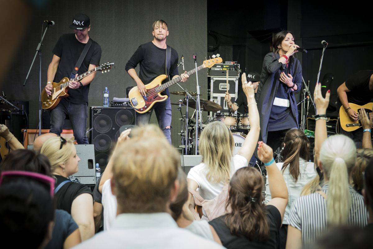 Anna K. rozzářila světlem Riegrovy sady, publikum nadšeně zpívalo a tleskalo