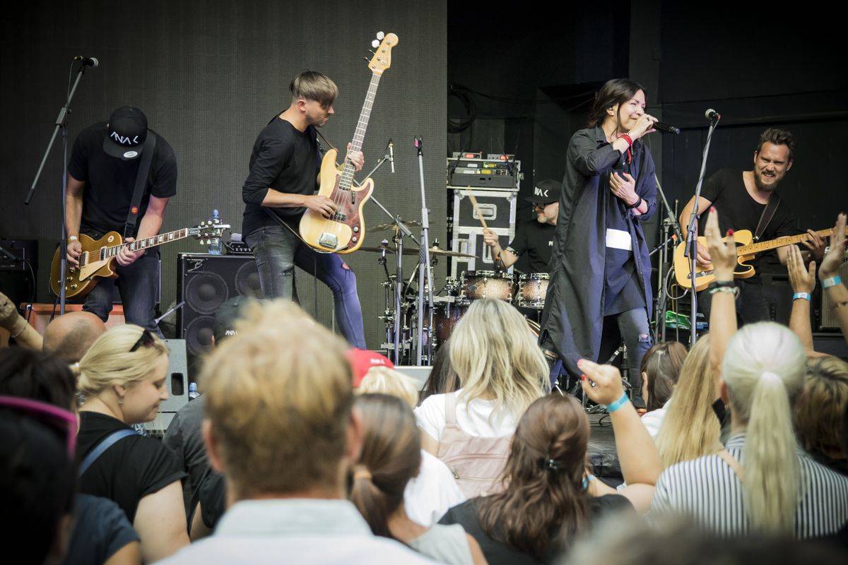 Anna K. rozzářila světlem Riegrovy sady, publikum nadšeně zpívalo a tleskalo