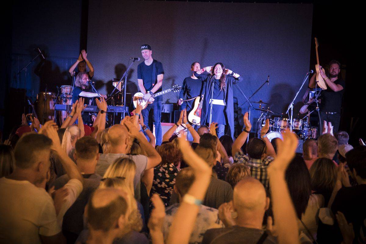 Anna K. rozzářila světlem Riegrovy sady, publikum nadšeně zpívalo a tleskalo