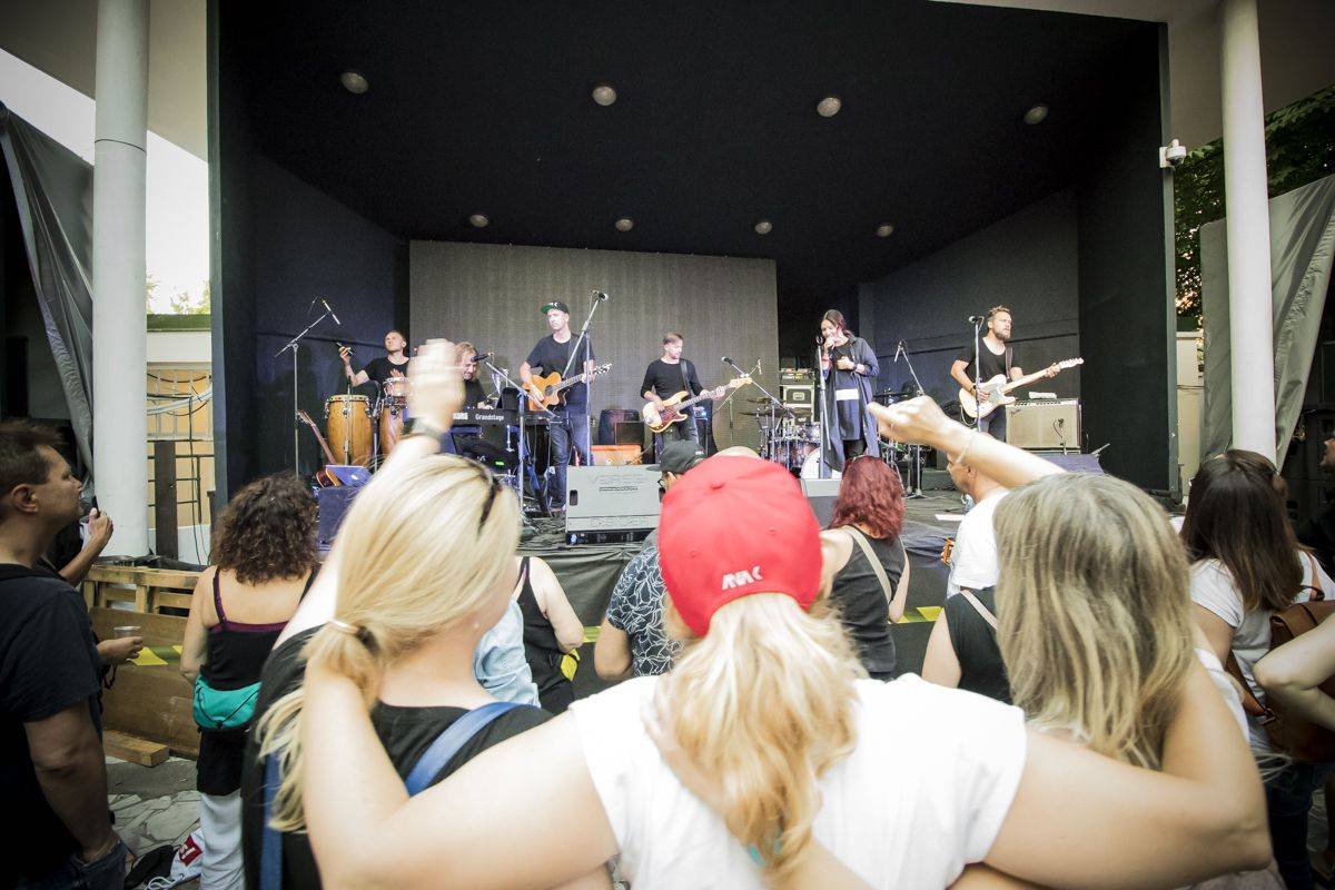 Anna K. rozzářila světlem Riegrovy sady, publikum nadšeně zpívalo a tleskalo