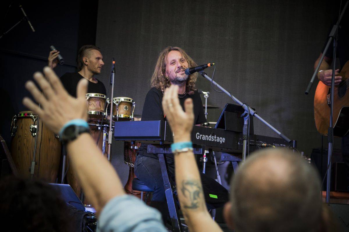 Anna K. rozzářila světlem Riegrovy sady, publikum nadšeně zpívalo a tleskalo