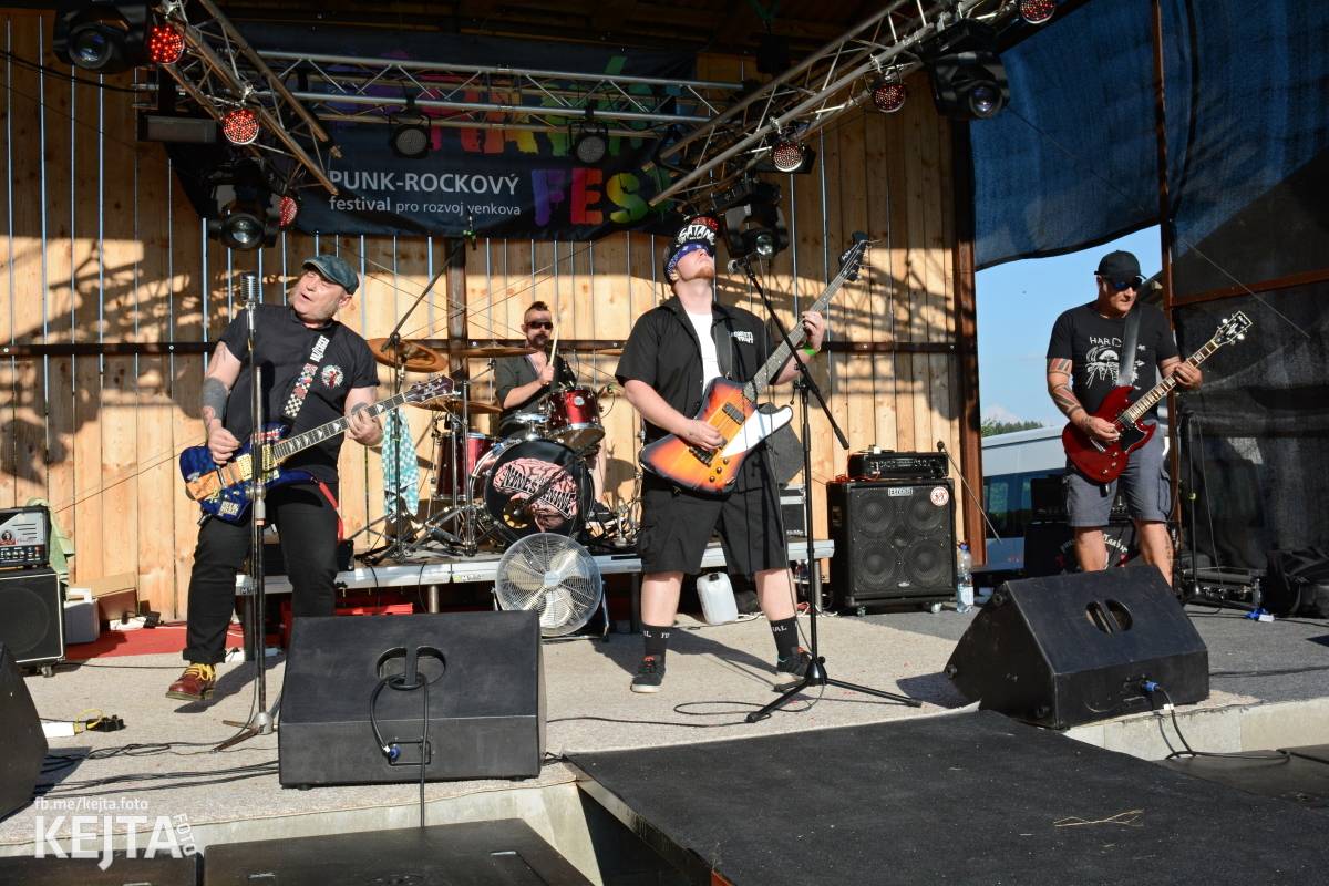 ČAD, Ejakulující kokos a mnoho dalších - první den Kravín Festu