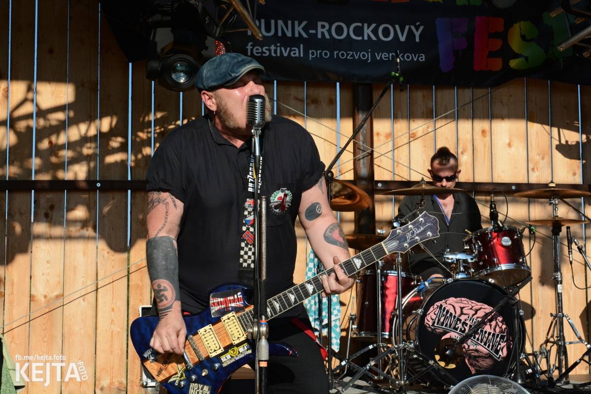 ČAD, Ejakulující kokos a mnoho dalších - první den Kravín Festu