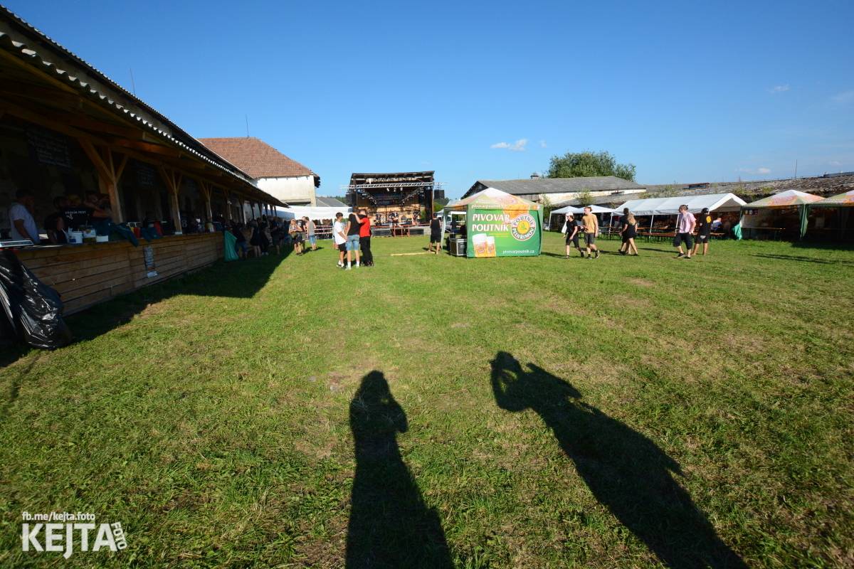 ČAD, Ejakulující kokos a mnoho dalších - první den Kravín Festu