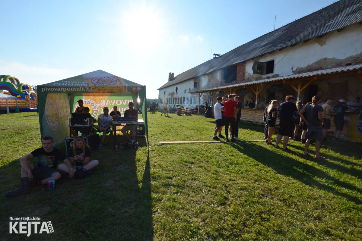 ČAD, Ejakulující kokos a mnoho dalších - první den Kravín Festu