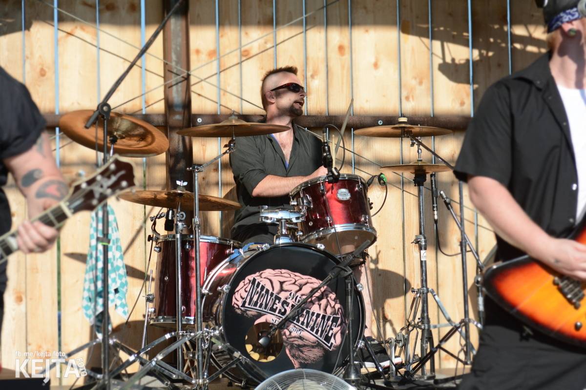 ČAD, Ejakulující kokos a mnoho dalších - první den Kravín Festu