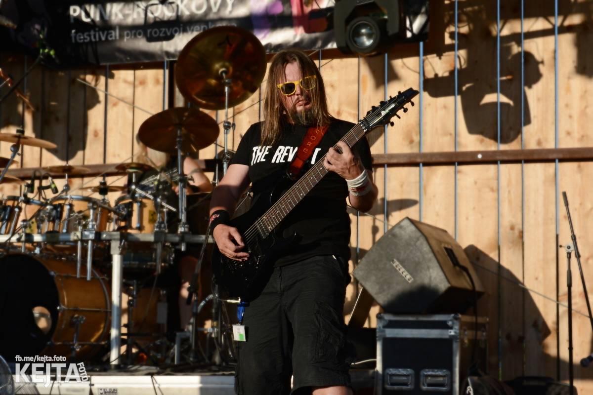 ČAD, Ejakulující kokos a mnoho dalších - první den Kravín Festu