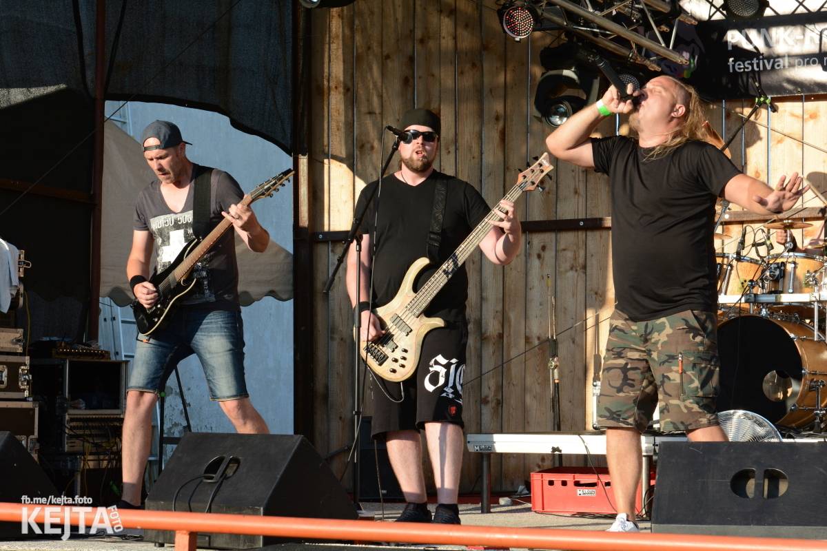 ČAD, Ejakulující kokos a mnoho dalších - první den Kravín Festu