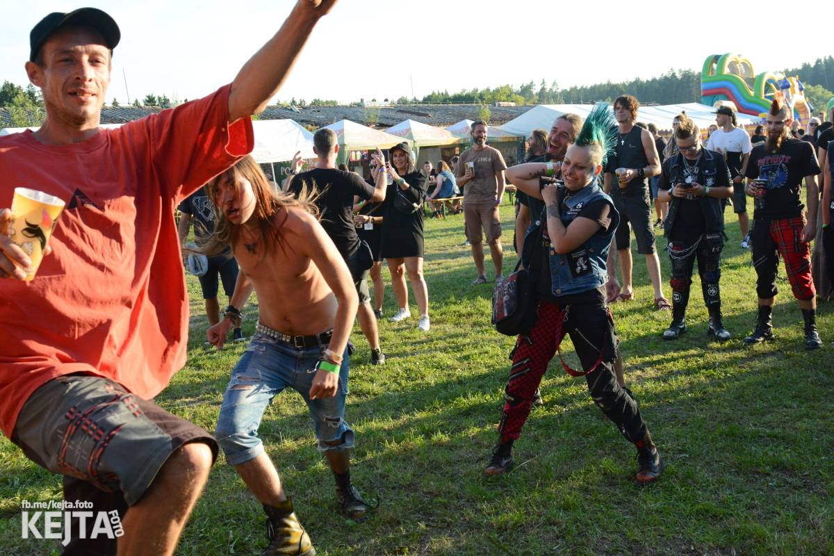 ČAD, Ejakulující kokos a mnoho dalších - první den Kravín Festu